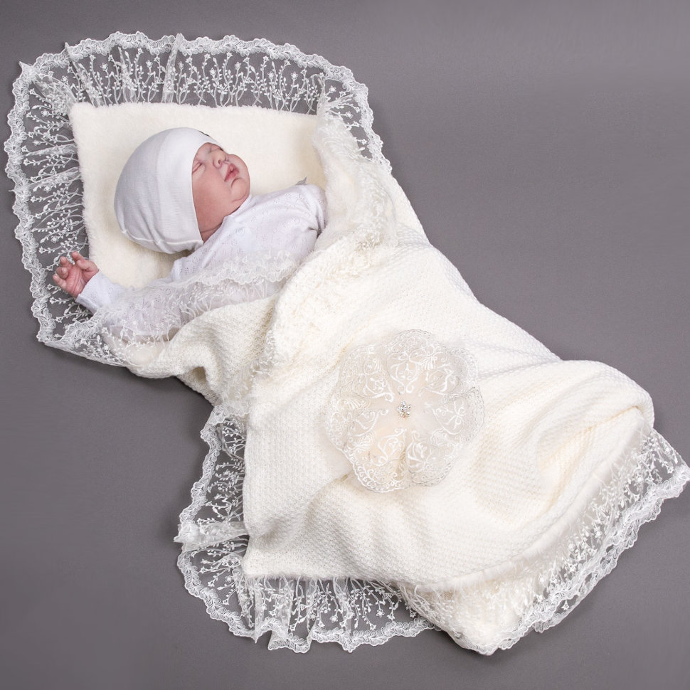 Вязаный конверт одеяло теплый с кружевом и лента-бант фото 1 &mdash; MamaEmma.ru